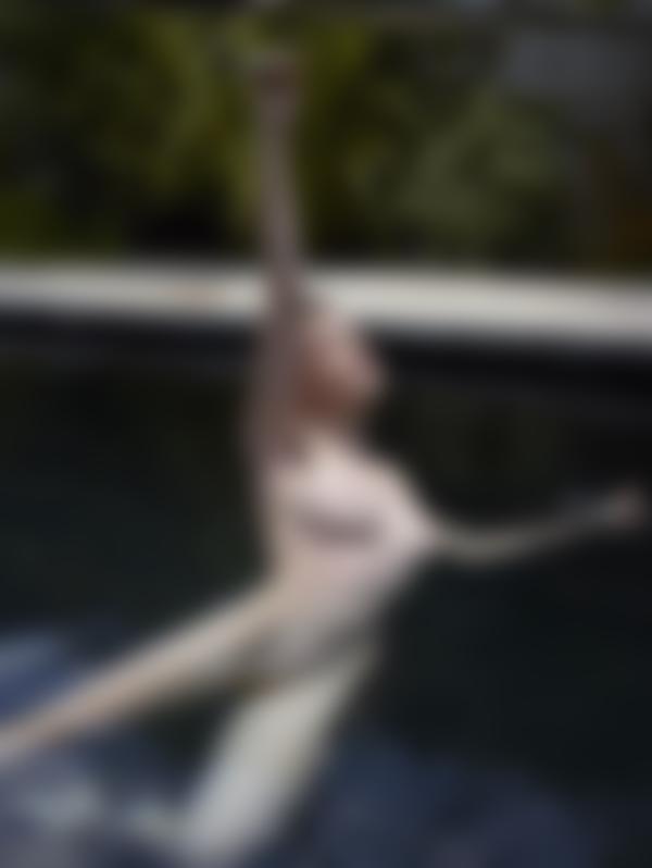 Imagem #11 da galeria Piscina negra de Emily