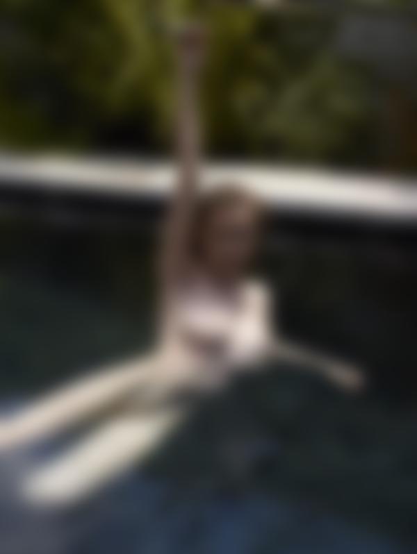 Imagem #8 da galeria Piscina negra de Emily